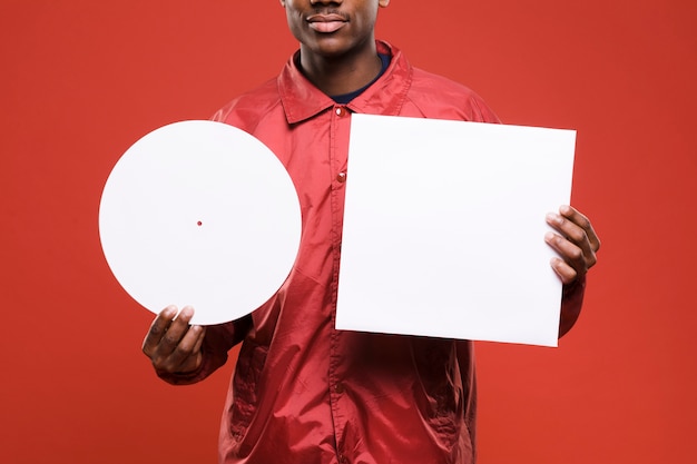 Gratis foto zwarte jongen poseren met vinyls