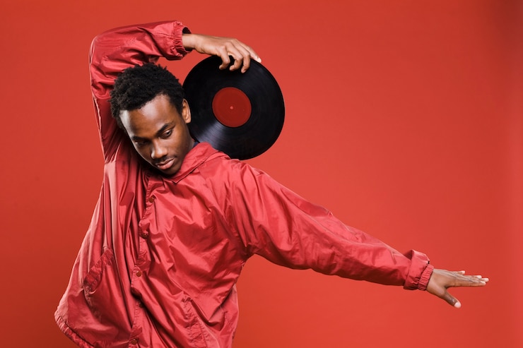 Gratis Foto zwarte jongen poseren met vinyls
