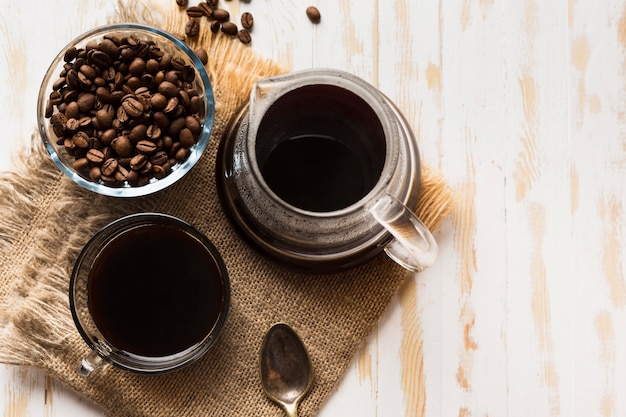 Zwarte koffie arrangement op doek met kopie ruimte