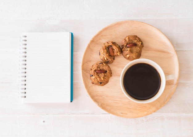 zwarte koffie en koekjes met laptop en notitieboekje