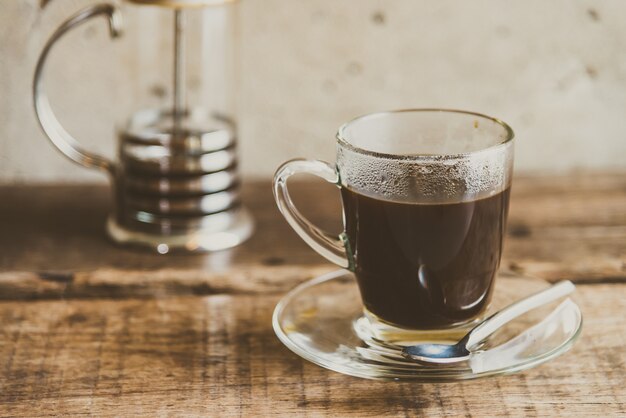 Zwarte koffie in Koffiekop