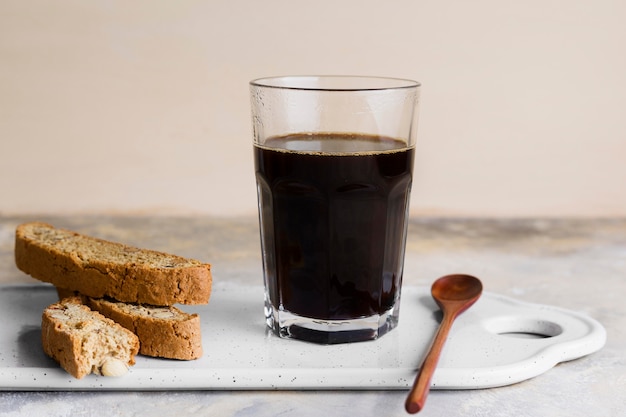 Zwarte koffie naast brood met zaden