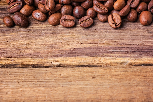 Zwarte koffiebonen op houten tafel,