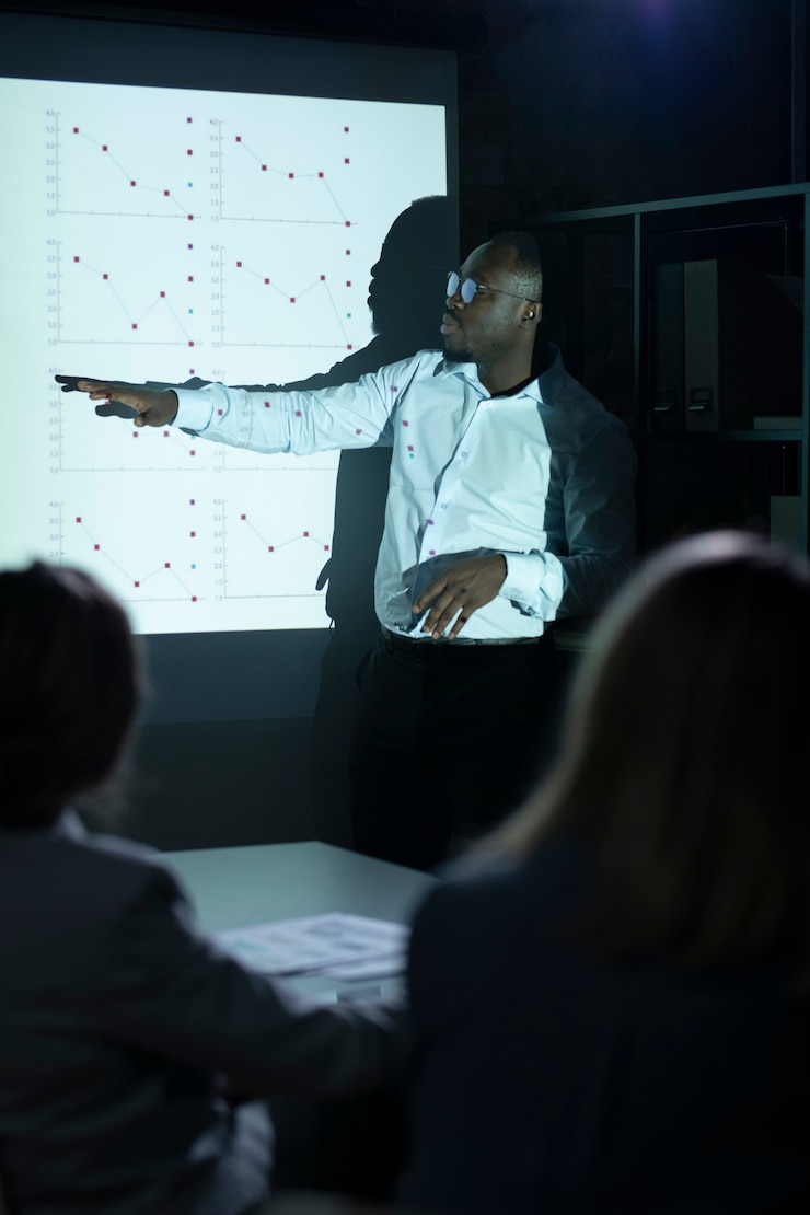Gratis Foto zwarte man die presentatie geeft over een meeting