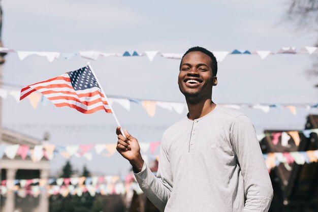 Zwarte man met Amerikaanse vlag en lachen