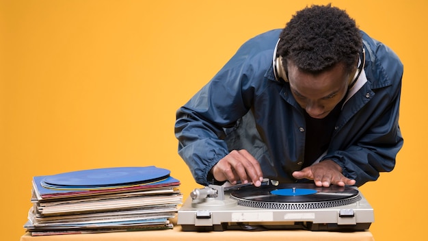 Zwarte man poseren met vinyls