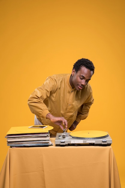 Zwarte man poseren met vinyls