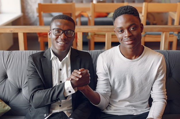 Zwarte mannen in een café met een bedrijf