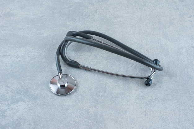 Zwarte medische stethoscoop op grijze achtergrond. hoge kwaliteit foto