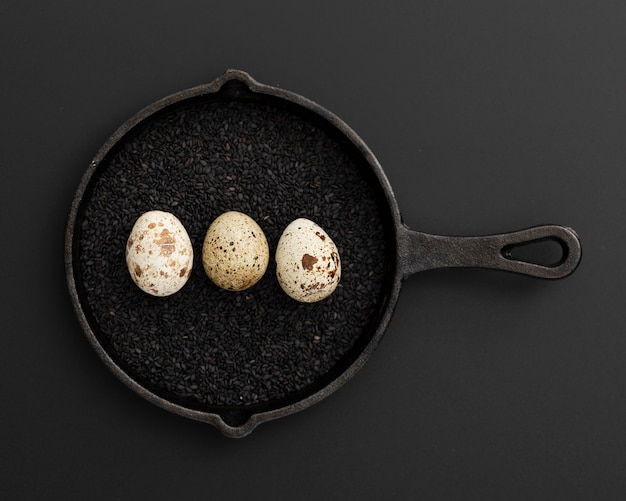 Gratis foto zwarte pan met maanzaad en eieren
