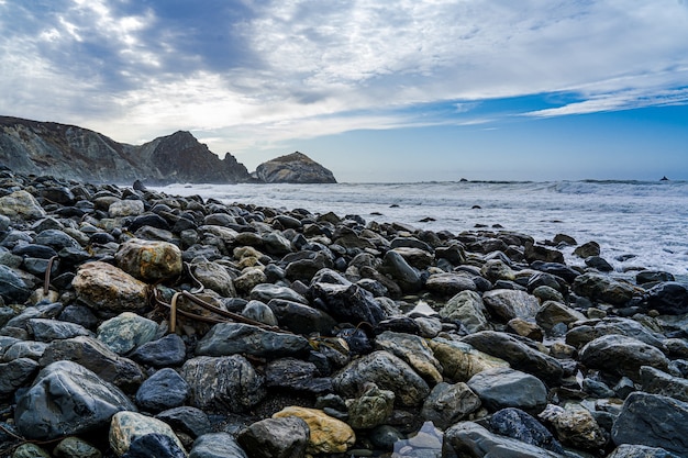 Zwarte rotsen op het strand in californië