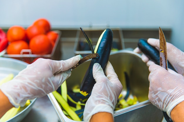 Gratis foto zwarte ski van aubergines pellen