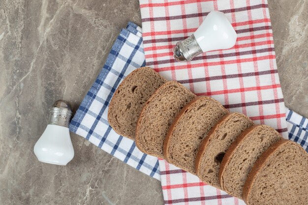 Zwarte sneetjes brood en zout op tafelkleden. Hoge kwaliteit foto