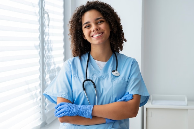 Gratis foto zwarte verpleegster op hun werkruimte