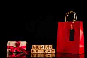 Gratis foto zwarte vrijdagblokjes met cadeau en tas