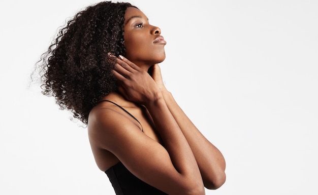 Zwarte vrouw close-up portret draagt krullend afro haar