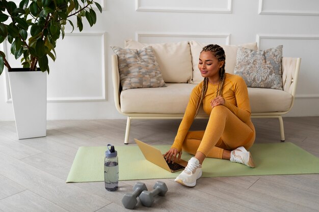 Zwarte vrouw doet fitness thuis