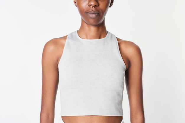 Gratis foto zwarte vrouw in een grijze crop top mockup