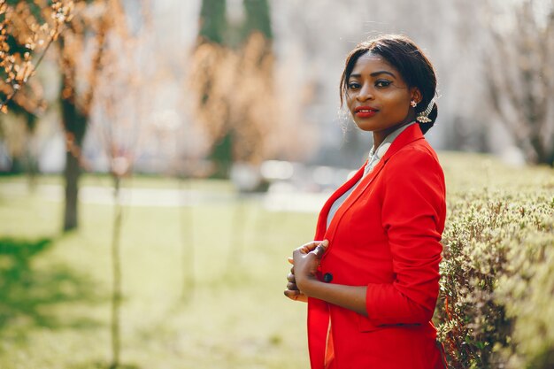 Zwarte vrouw in een park