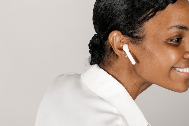 Gratis foto zwarte vrouw luisteren naar muziek
