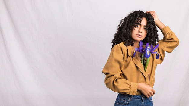 Gratis foto zwarte vrouw met bloemen in shirt