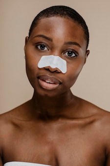 Zwarte vrouw met een neusporiënstrip Premium Foto