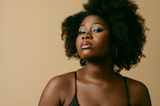 Zwarte vrouw poseren in studio medium shot