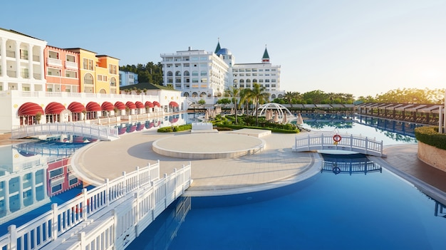 Zwembad en strand van luxe hotel en buitenzwembaden en een spa. Amara Dolce Vita luxe hotel. Toevlucht. Tekirova-Kemer. Kalkoen.