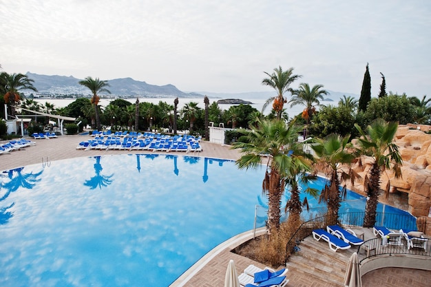 Zwembad in de ochtend in het mediterrane zomerresorthotel in Bodrum, Turkije, reflectie in water