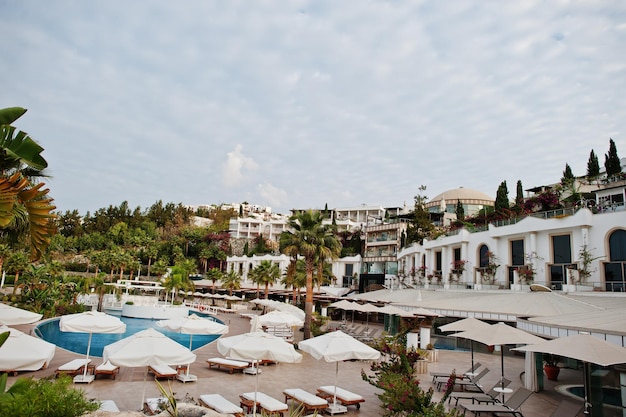 Zwembad met ligbedden in de ochtend in het mediterrane zomerresorthotel in Bodrum ., Turkije