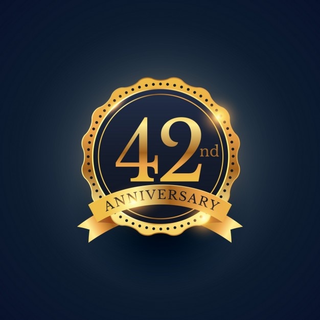Gratis vector 42ste verjaardag badge viering etiket in gouden kleur