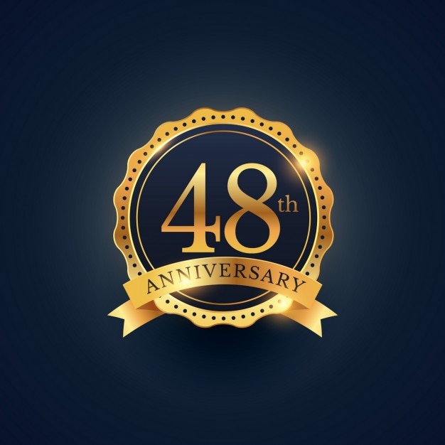 Gratis vector 48ste verjaardag badge viering etiket in gouden kleur