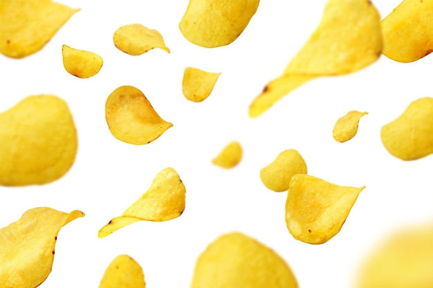 Aardappelchips vliegen op een witte achtergrond