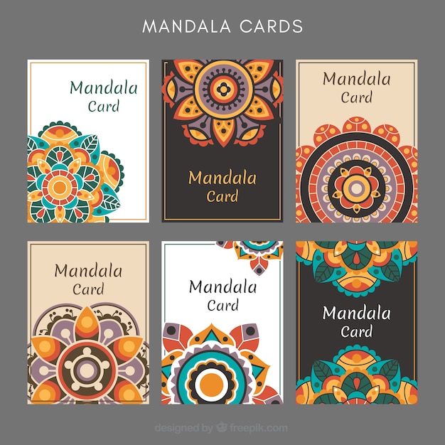 Gratis vector assortiment van plat mandala kaarten met oranje details