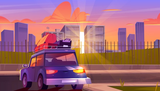Auto met bagage op stadsstraat bij zonsondergang