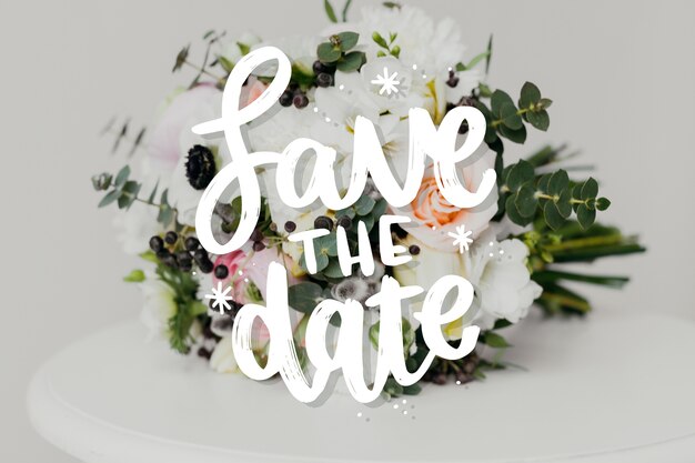 Bewaar de datum belettering met foto van bloemen