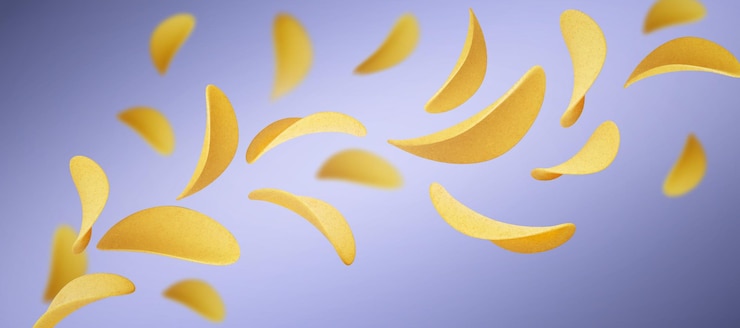 Gratis Vector blauwe achtergrond met vliegende knapperige aardappelchips
