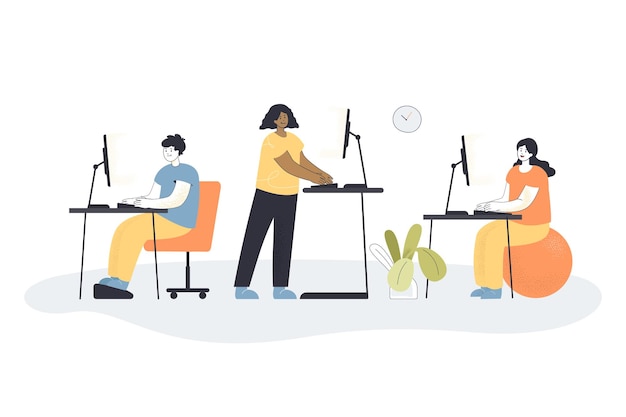 Gratis vector cartoon man en vrouw werknemers werken op moderne ruimte met ergonomische meubels en computers. diverse mensen staan en zitten aan bureaus platte vectorillustratie. kantoorruimte, coworking concept