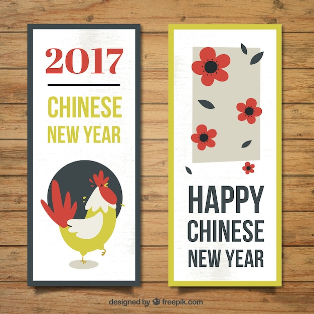 Gratis vector chinese nieuwe jaar banners met haan en bloemen