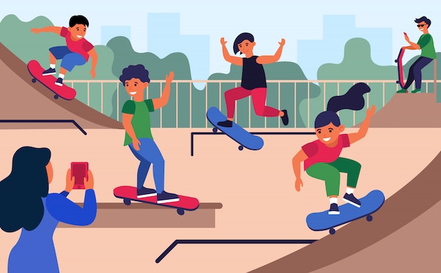 Gratis vector de tieners bij skateboard parkeren vlakke vectorillustratie