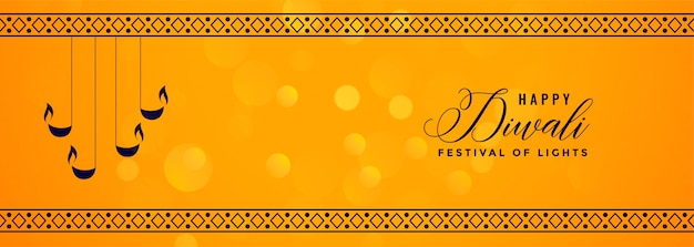 Gratis vector deepawali gele banner met decoratieve diya en patroongrens