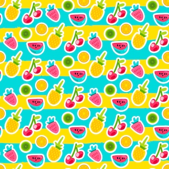 Doodle vruchten naadloze vector patroon. kiwi, watermeloen, aardbeistickers op gestreepte achtergrond