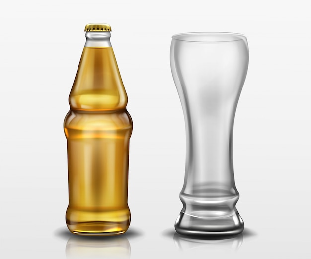 Duidelijke fles met bier en leeg hoog glas. Vector realistische mockup van lege pils of ambachtelijke bierfles met gele dop en mok. Sjabloon voor alcoholische drank ontwerp