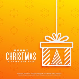 Gele achtergrond met kerstboom in een geschenkdoos ontwerp