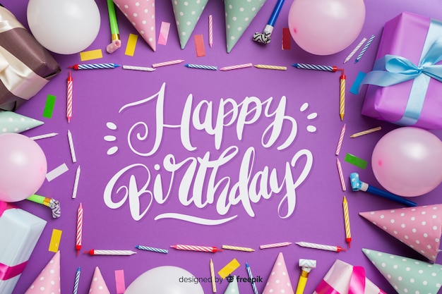 Gelukkige verjaardag belettering met ballonnen