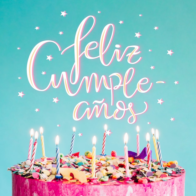 Gratis vector gelukkige verjaardag belettering met cake