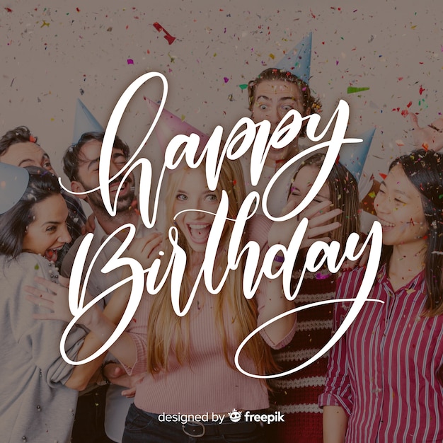 Gratis vector gelukkige verjaardag belettering met feestmutsen