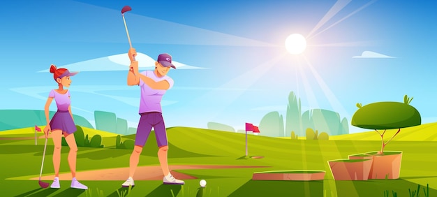 Golfers die golfen op groen veld die bal raken met club op de achtergrond van het natuurcursuslandschap met rode vlag, zandbunker en bomen onder blauwe zonnige hemel. sport toernooi cartoon vectorillustratie