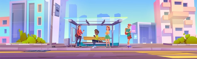 Gratis vector groep mensen bij stedelijke bushalte vector cartoon illustratie van jonge man en vrouw wachten op openbaar vervoer met gadgets in handen glazen schuilplaats met houten bankje tegen de achtergrond van stadsgebouwen