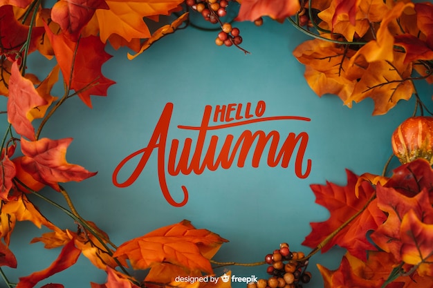 Hallo herfst belettering achtergrond met realistische bladeren